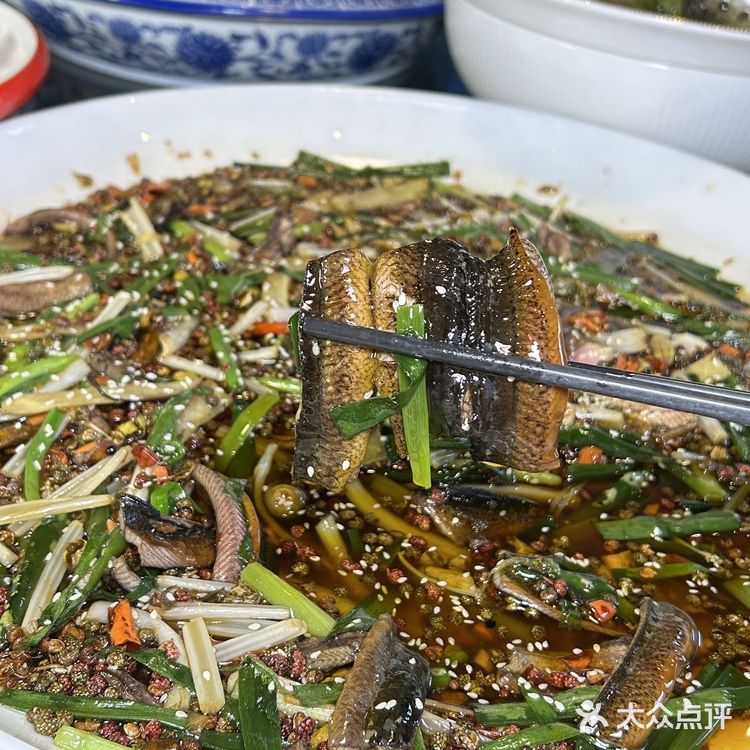 从江湖菜到传统川菜都能找到身影,吃上鲜活美味的菜肴