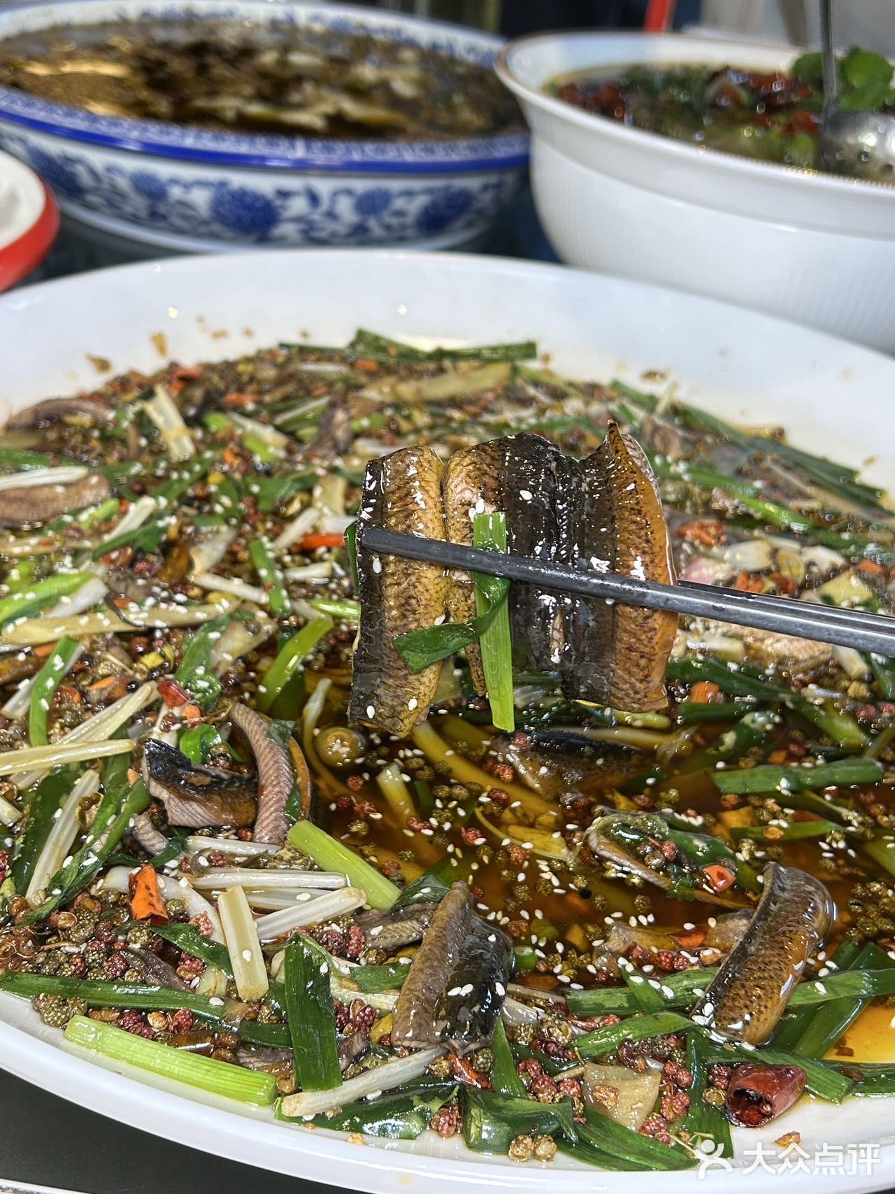 从江湖菜到传统川菜都能找到身影，吃上鲜活美味的菜肴