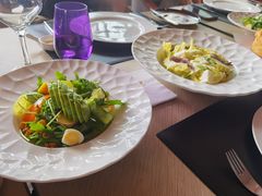 牛油果沙拉配油醋汁及烤核桃仁-恰餐厅及酒吧CHAR Bar & Grill(北京三里屯洲际店)
