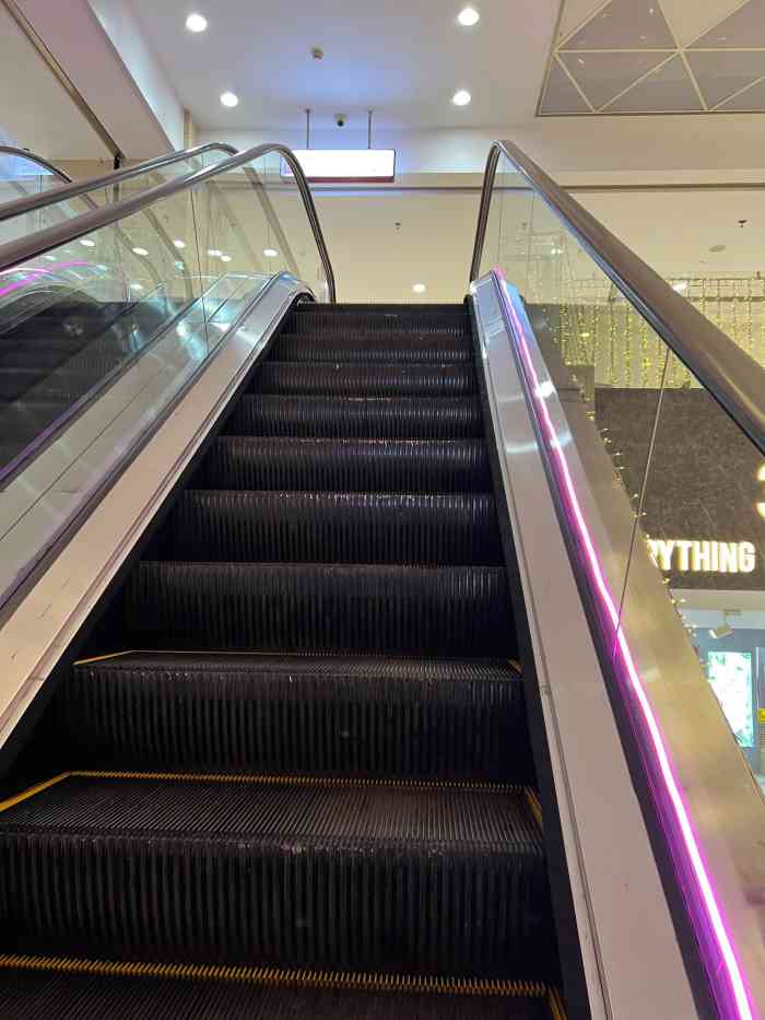 欧乐时尚广场(滨江道店)-"很不错的地点但是没什么人气,空间很大,进.