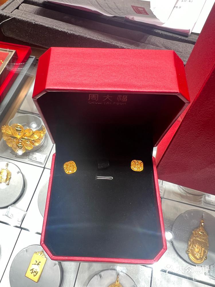 黄金耳钉999足金 周大生 纯金图片