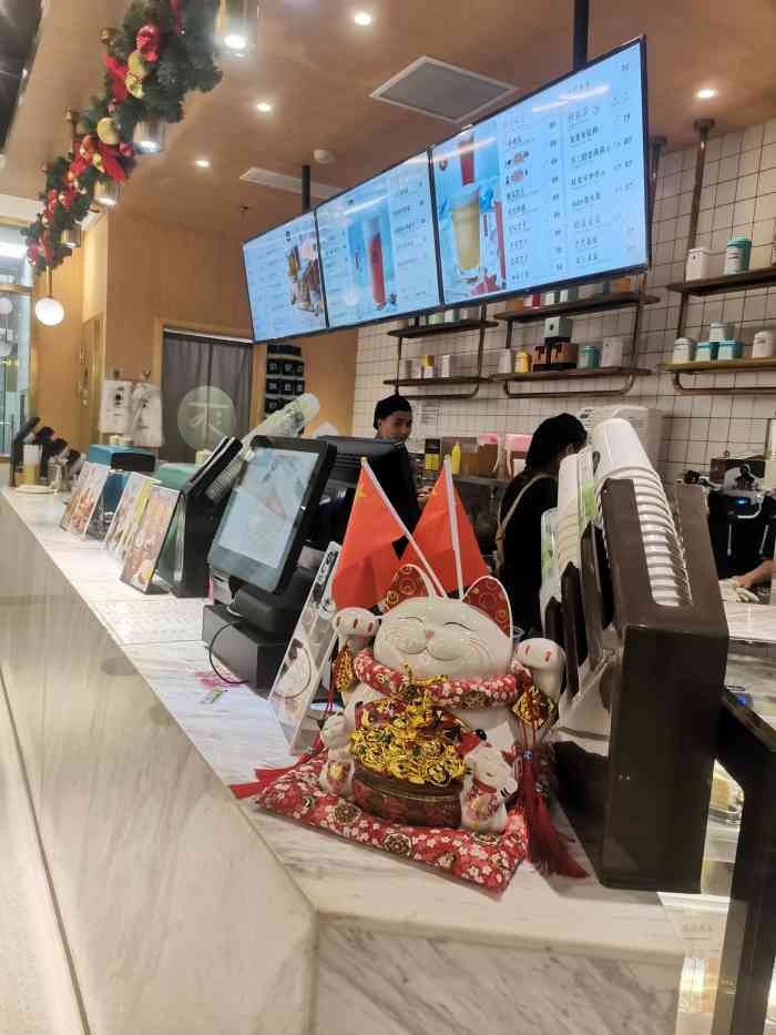 不二茶铺fujitea(静安大融城店)-"22元一杯的奶茶 一点不好喝 奶盖还