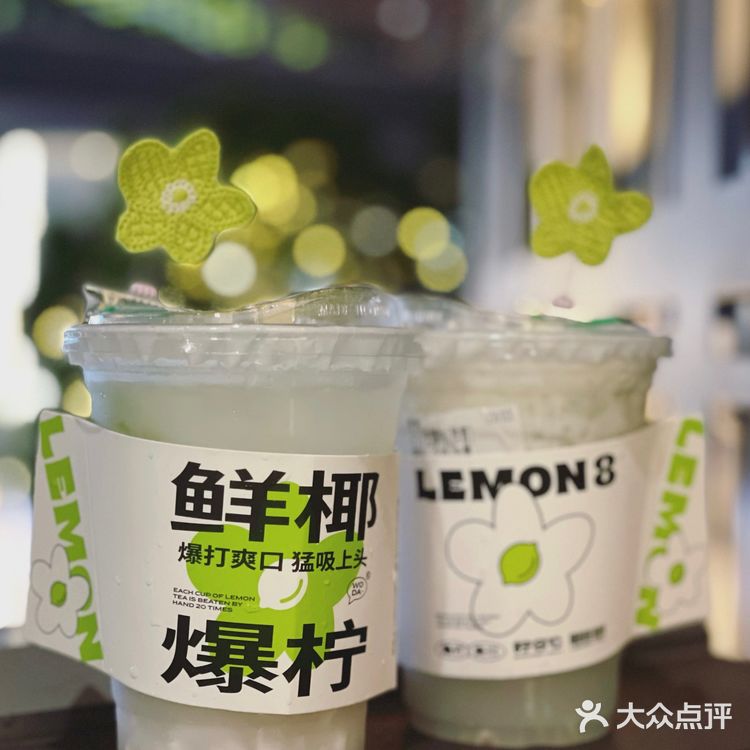 杯中月光,一抿清新,回念就似綠花滿綻繁盛。