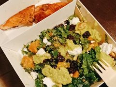 煎三文鱼牛油果色拉-Wagas沃歌斯(杭州黄龙万科店)