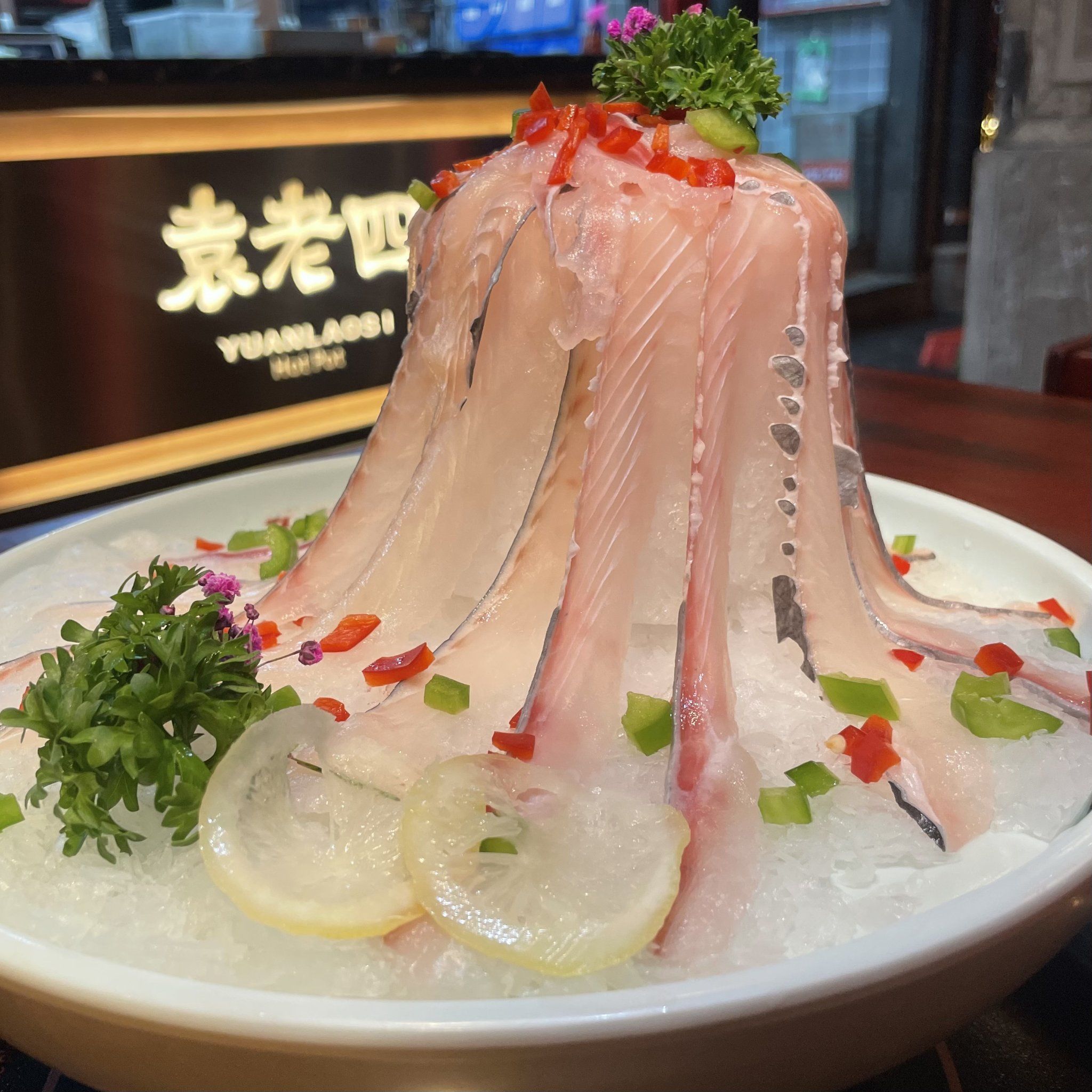 袁老四火锅的深海巴沙鱼来啦!肉质鲜嫩,入口即