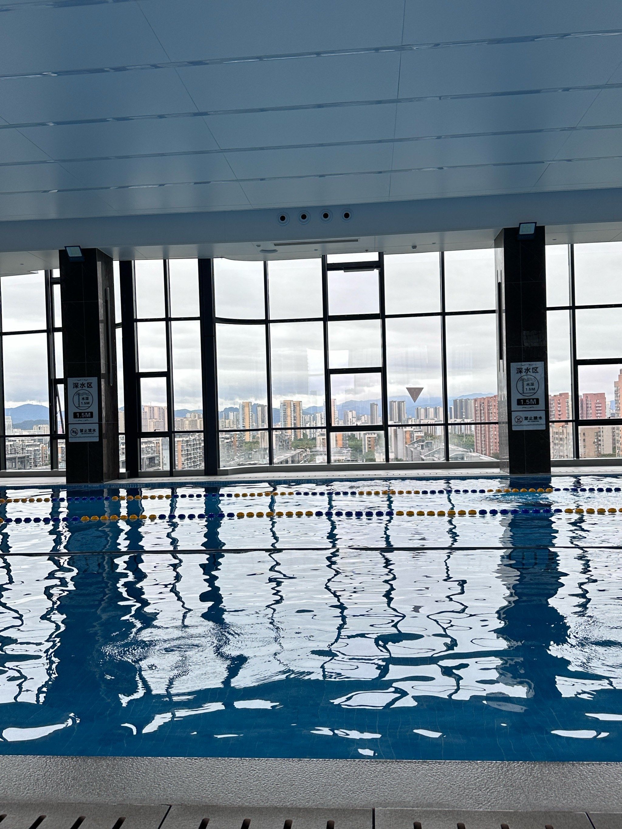 无美颜无滤镜泳池