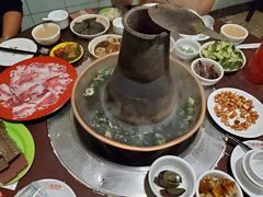 -洞庭洲·防空洞火锅·烧烤·铜锅涮肉(新百广场店)