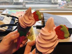 草莓牛奶华夫筒-麦当劳(无锡南禅寺店)