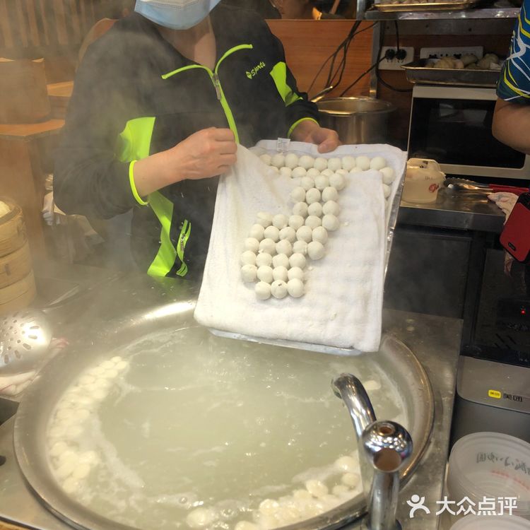 八一路好吃街正南齐北的老店，其他都是外来物种[呲牙]
