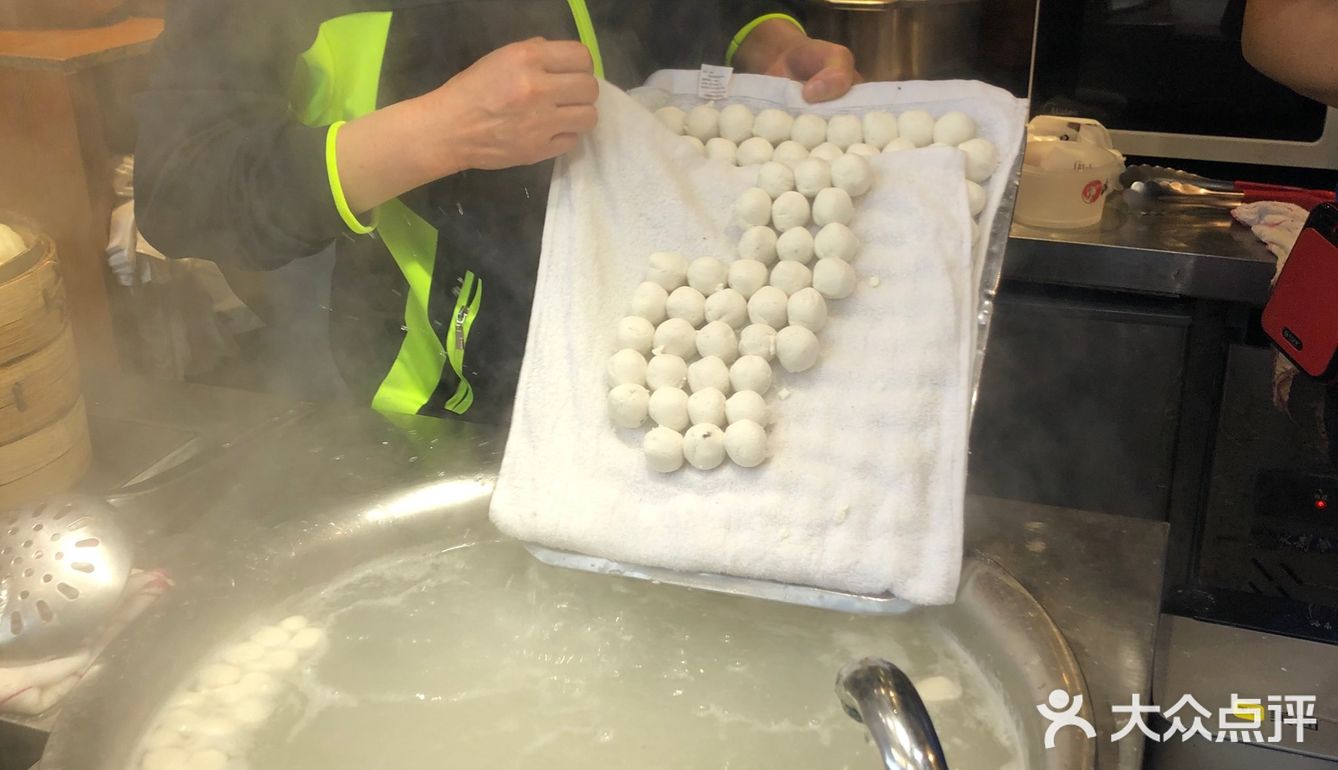 八一路好吃街正南齐北的老店，其他都是外来物种[呲牙]