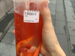 草莓摇摇冻-CoCo都可(湖滨银泰店B区店)