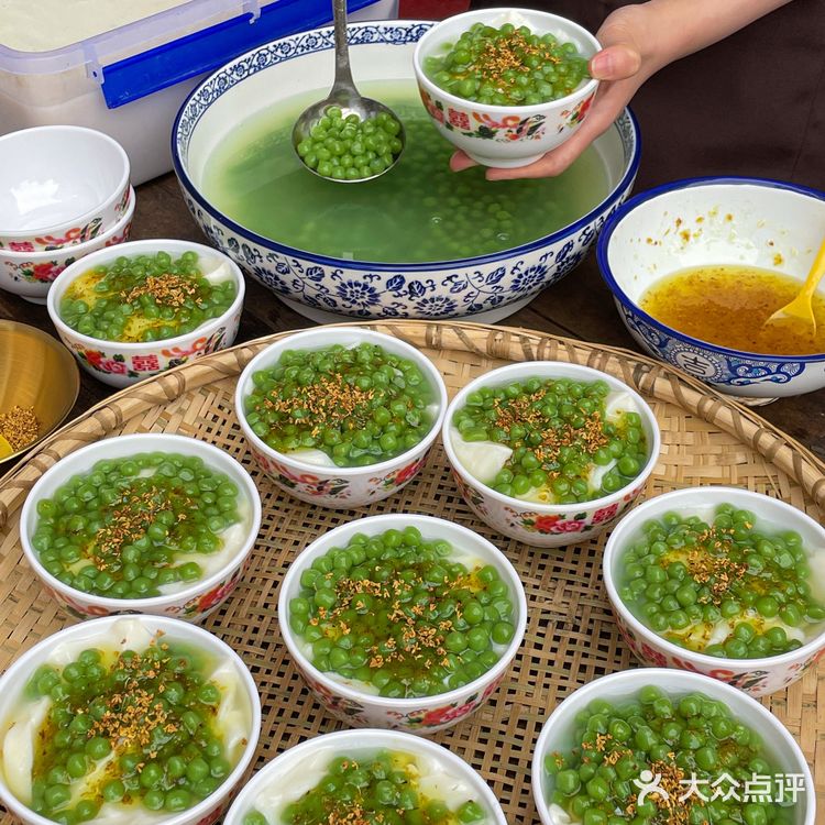 在洪崖洞！！重庆也有熊猫竹筒奶茶了！！