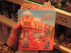 -小镇影院迪士尼小熊Duffy与他的朋友合影地