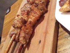 红柳羊肉串-阿里家·新疆烤肉酒場 by MIG