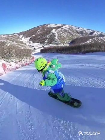 滑雪的小朋友也太可爱了吧，萌萌哒的样子，真可爱~