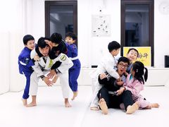 -菠萝格斗巴西柔术训练馆