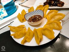 玉米油滋啦酸菜饺子-来哥菜馆·大厨烹小鲜