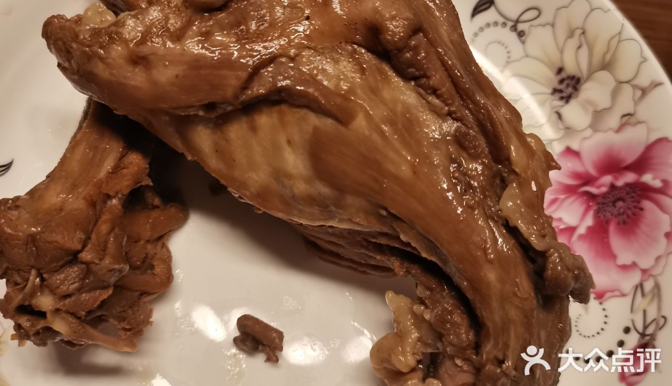 红果又大又面。各个门面，各种特色美食数不胜数
