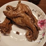 红果又大又面。各个门面，各种特色美食数不胜数