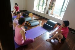 老师和同学们做交流-意施精准塑形普拉提