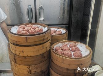 这家在「中山六路」转角位置的「回民饭店(中山六路店