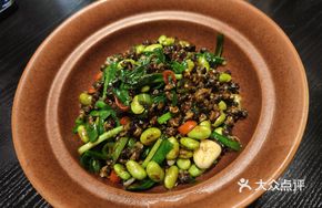 Stir-Fried Snail Meat with Green Peas