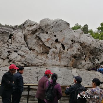 在颐和园的乐寿堂前的庭院里,有一块奇特的的巨石