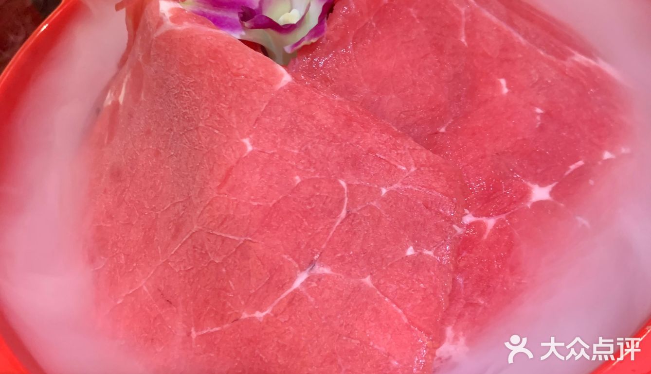 我们两个人本着不浪费的精神就点了两份牛肉，虾滑
