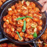 武汉探店丨谁能拒绝一碗铺满小龙虾的螺蛳粉呢？！[糖果]