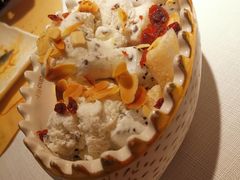 香草冰淇淋配时令鲜果-春树下·树屋花房西餐厅(罍街AS1980店)