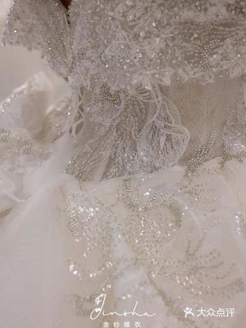 洁白的婚纱长裙， 雪纺刺绣款式， 满满的纯欲温柔风