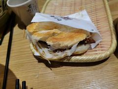 金丝烧饼夹牛肉-牛三哥洛阳牛肉汤(生态城店)