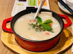 酸汤煮嫩滑鱼片-小大董·烤鸭(王府井apm店)