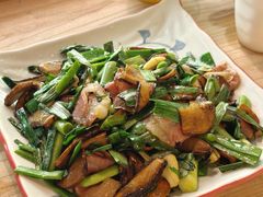 蒜苗火腿炒新鲜紫牛肝菌-缘生态云南菜·野生菌庭院餐厅(华侨城店)