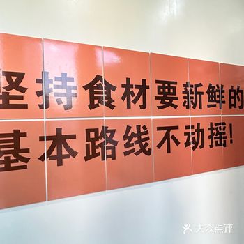 一进店就能闻到麻辣香气四溢，店内工作人员都很热情招待