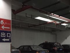 -沃尔玛购物广场-停车场