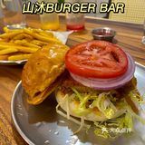 深夜肚子饿！？闺蜜带我吃汉堡 发现这家好吃的汉堡吧