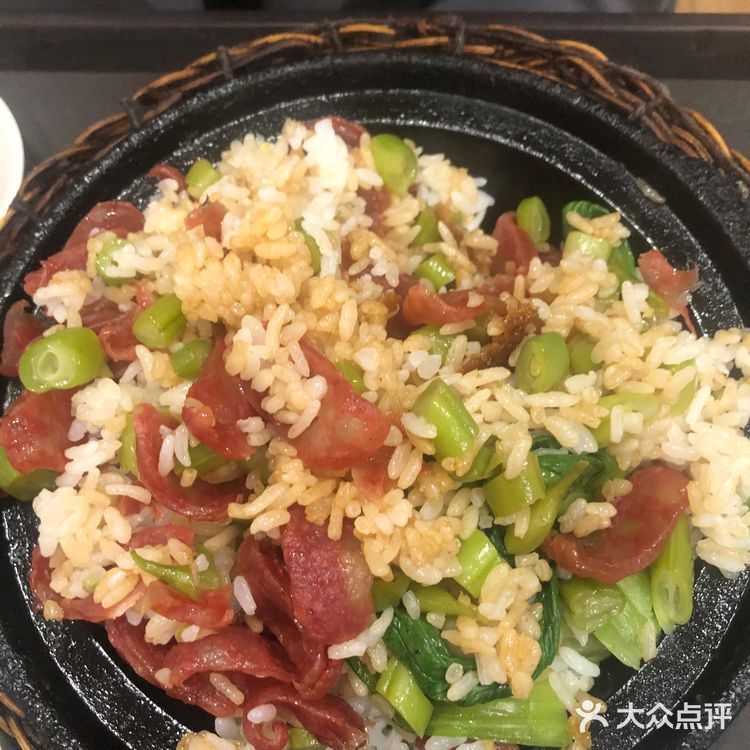 广式腊味煲仔饭、黑椒牛柳煲仔饭