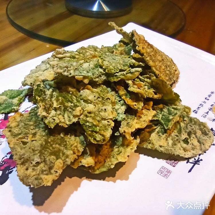 脆炸桑叶是这里的一道特色菜，香脆可口特别好吃