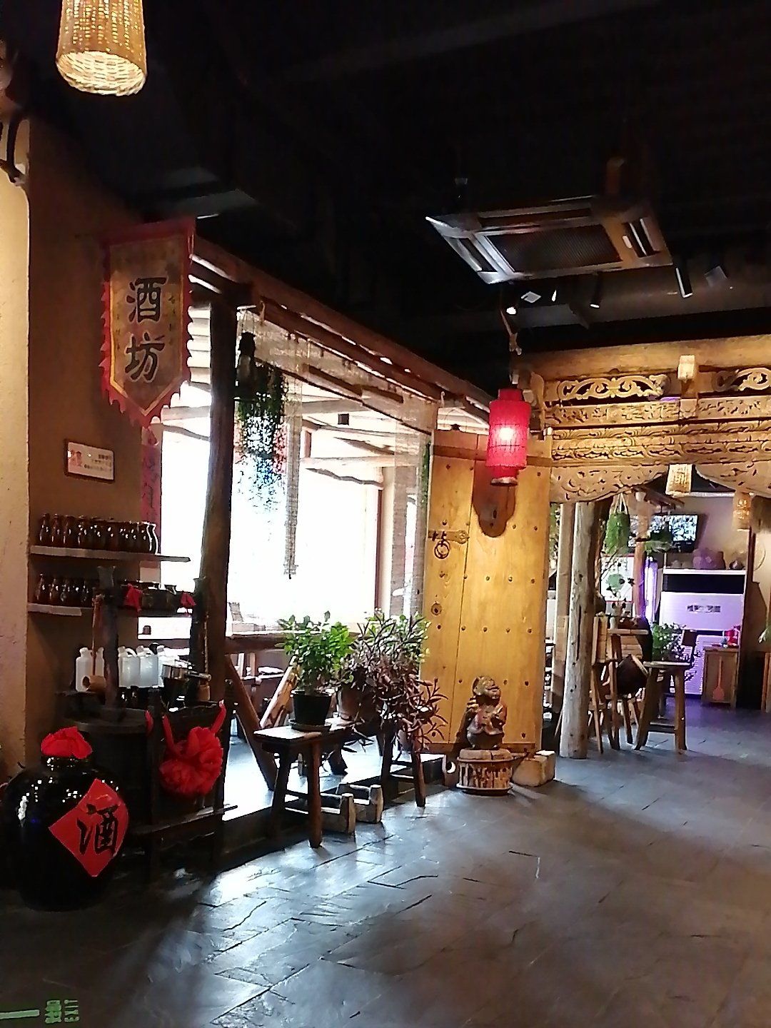 n 
一走进店内,复古的装修风格仿佛让人穿越回旧时光,环境优雅又