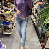 杏色吊带搭配九分小黑裤，简单大方