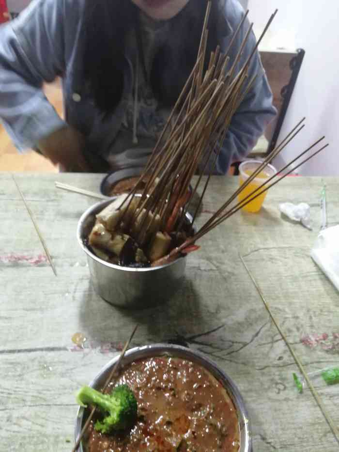 清真小树林串串香-"味道很好,就在大十字路口的角上,虾滑,牛.