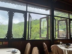 靠窗位-鲤鱼塘农家山庄