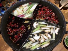 四宫格鸳鸯锅-白乐天毛肚火锅馆(解放碑店)