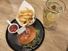 四季青梅-龙治汉堡(中华城店)