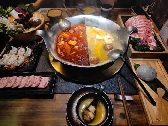 凑凑火锅 茶憩(杭州远洋乐堤港店)-"首先吐槽一下座位的设计,凳子和