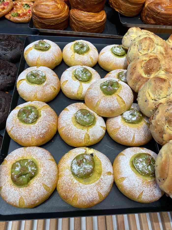 巴黎香吻(百大宝龙店)-"很好吃,很喜欢吃他们家的蛋糕和面包.