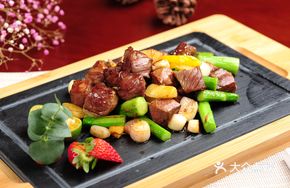 Stir-fried Snowflake Beef with Chinese Broccoli
