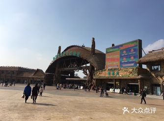 后来又往北找到的景区园外停车场