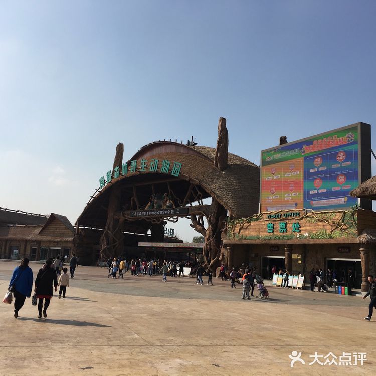 后来又往北找到的景区园外停车场